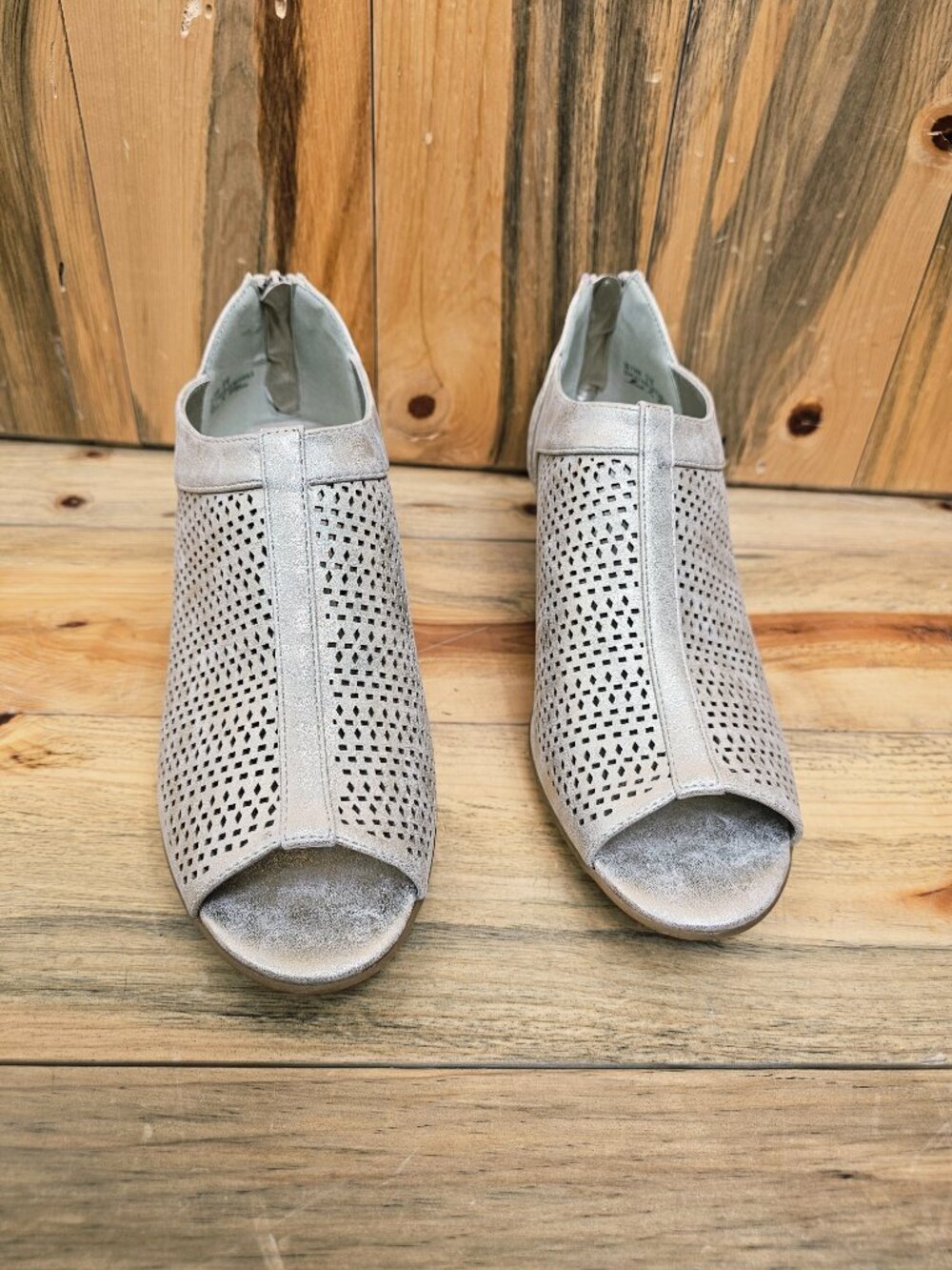 Easy Street Metallic Perforated Peep-Toe Booties Heel Size 9 - Picture 3 of 7